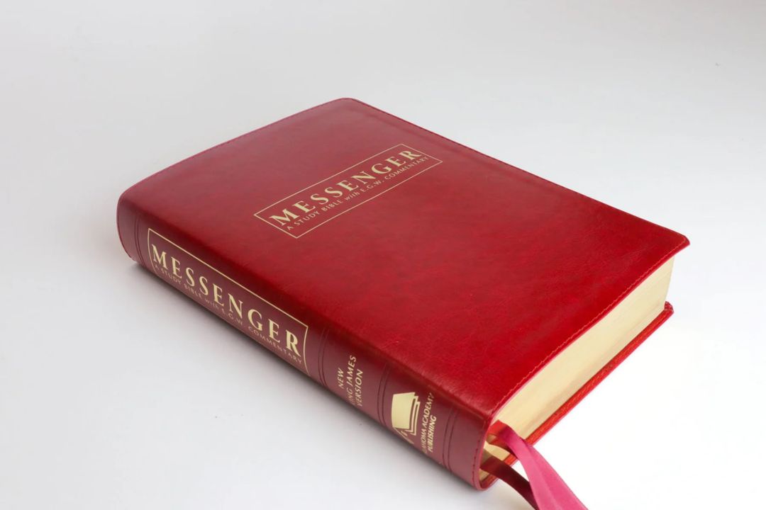 Oklahoma Academy Publishing-Bibel, Englisch, Messenger Study Bible, NKJV, Softleder Rot (Cherry Red)_2543036_