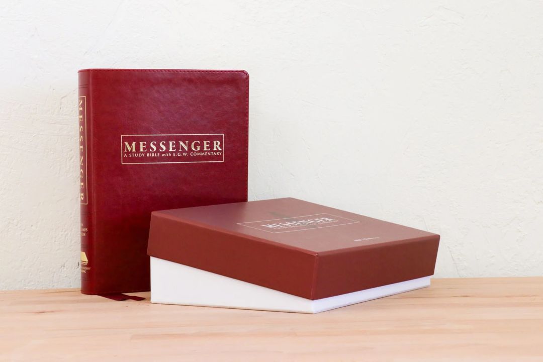 Oklahoma Academy Publishing-Bibel, Englisch, Messenger Study Bible, NKJV, Softleder Rot (Cherry Red)_2543036_