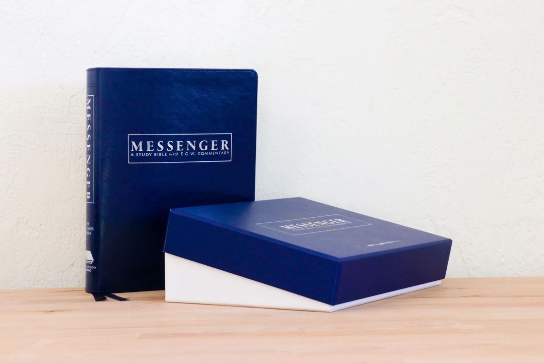 Oklahoma Academy Publishing-Bibel, Englisch, Messenger Study Bible, NKJV, Softleder blau (Sapphire)_2543034_1 Oklahoma Academy Publishing-Bibel, Englisch, Messenger Study Bible, NKJV, Softleder blau (Sapphire)_2543034_